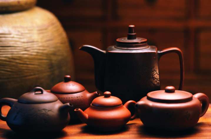 History and Characteristics of Clay Kettle Pots and Teapots